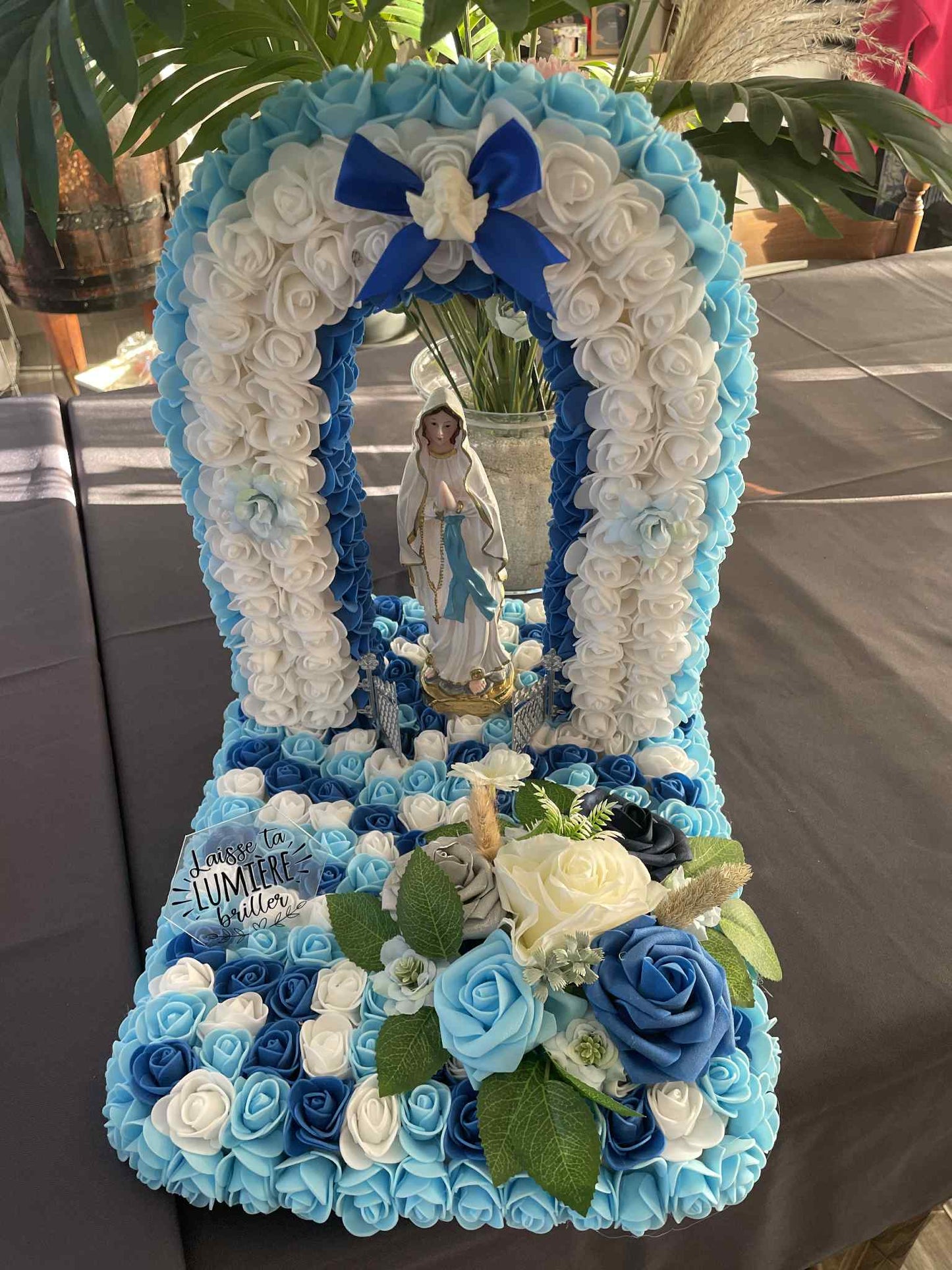 🌟 Création florale sacrée – “Je suis la Lumière du Monde”
Pièce unique – réalisée à la main couleur aléatoire.