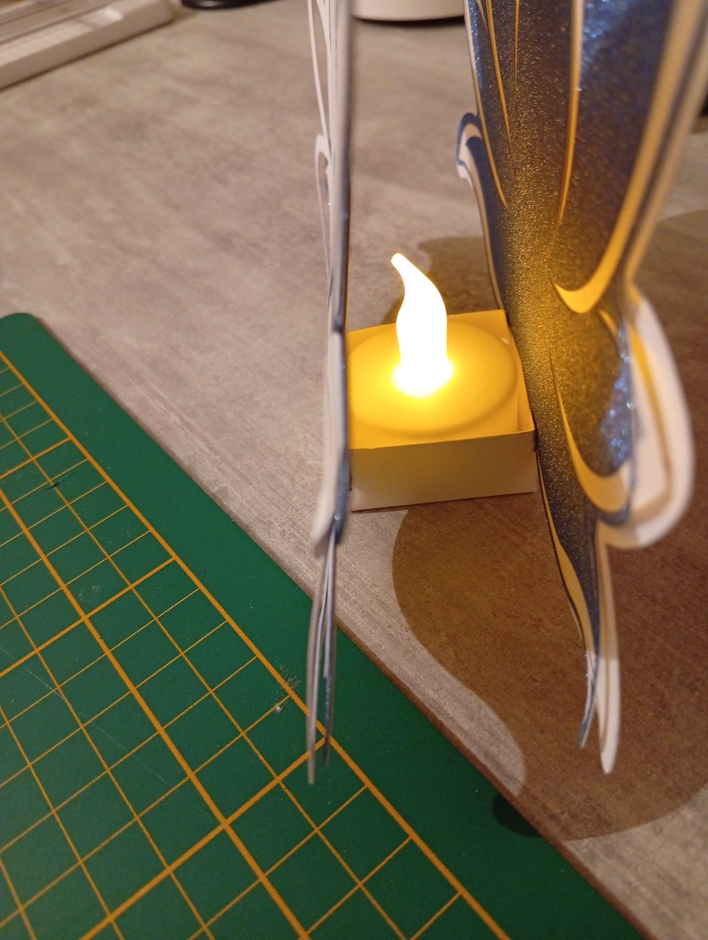 Fleur de lotus lumineuse – Sérénité en papier cartonné