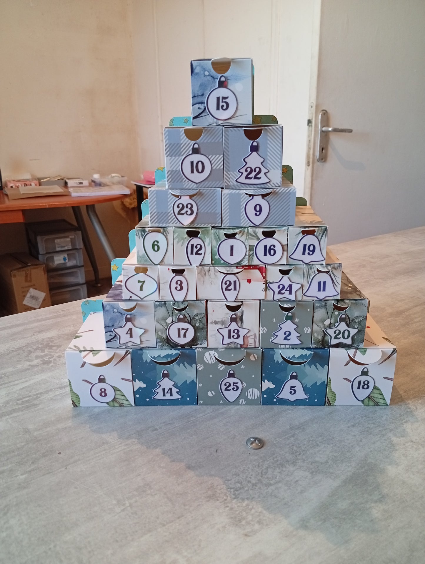 🎄 Calendrier de l’Avent en papier cartonné – à remplir soi-même  ( motif aléatoire)